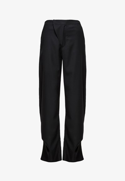 Zwarte getailleerde broek met een gladde, matte afwerking. Heeft een unieke drapeerdetail aan de voorkant en subtiele zijsplitten aan de zoom.