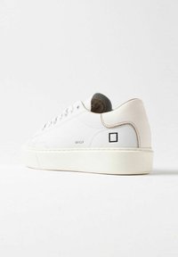 Sneaker bianco in pelle con suola in gomma piatta, tallone in pelle grigia testurizzata e discreto logo quadrato nero. Presenta lacci tondi e decorazioni cucite.