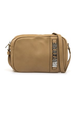 Bolso bandolera de cuero sintético color cuero claro con forma rectangular, cierre de cremallera y nombre de la marca en relieve en plata en un lateral. Correa ajustable.