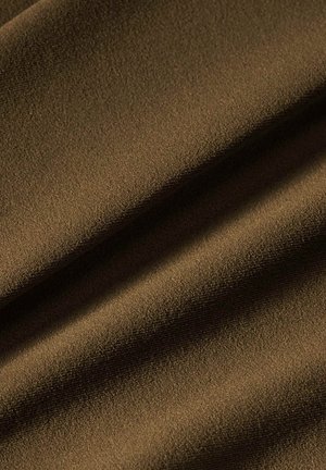 Brunt tekstureret stof med subtile folder, der skaber bløde skygger og højlys.