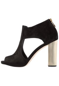 Mustan mokkanahkaisen, avonaisen varren nilkkasaappaan leikattu muotoilu, kultaviiruinen korko ja sivuvetoketju helppoa pukemista varten. Sujuva pinta ja tyylikäs siluetti.