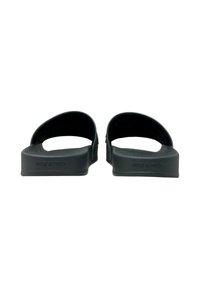 Sandales en caoutchouc noir avec design ouvert au niveau des orteils et de l'arrière, dotées d'une semelle épaisse et d'une texture lisse, marquées "MADE IN ITALY" sur le côté.