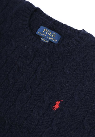 Maglione a trecce blu navy realizzato in morbida lana. Presenta un collo rotondo e un piccolo logo rosso del polo sul petto. Etichetta del brand visibile al colletto.
