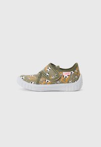 Bottines slip-on en toile verte avec des motifs de ballon de football, semelle en caoutchouc blanche et fermeture à bande Velcro. Présente des accents orange contrastants.
