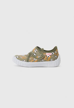 Bottines slip-on en toile verte avec des motifs de ballon de football, semelle en caoutchouc blanche et fermeture à bande Velcro. Présente des accents orange contrastants.