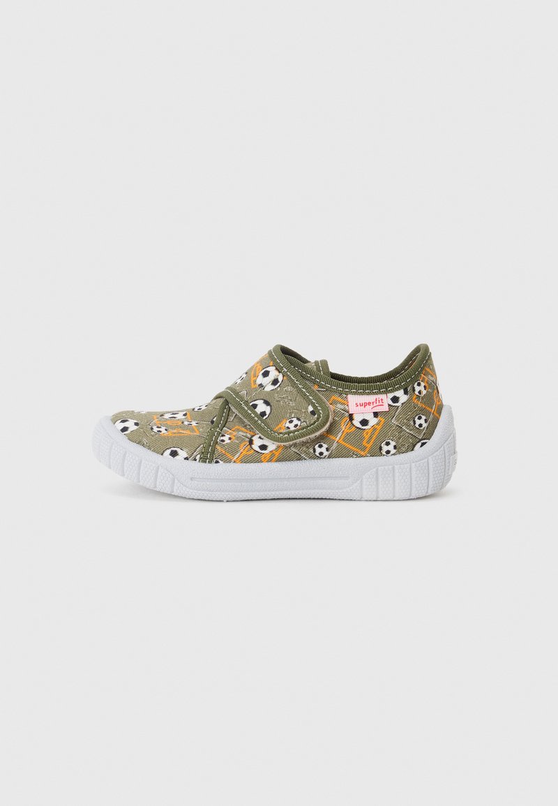 Bottines slip-on en toile verte avec des motifs de ballon de football, semelle en caoutchouc blanche et fermeture à bande Velcro. Présente des accents orange contrastants.