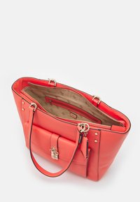Borsa a spalla in pelle rossa con superficie texturizzata, tasca interna con zip e accessori in tonalità oro. Caratterizzata da doppi manici e una patta frontale con chiusura.