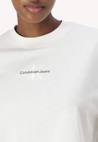 Calvin Klein Jeans MONOLOGO TEE - Maglietta a manica lunga - ivory