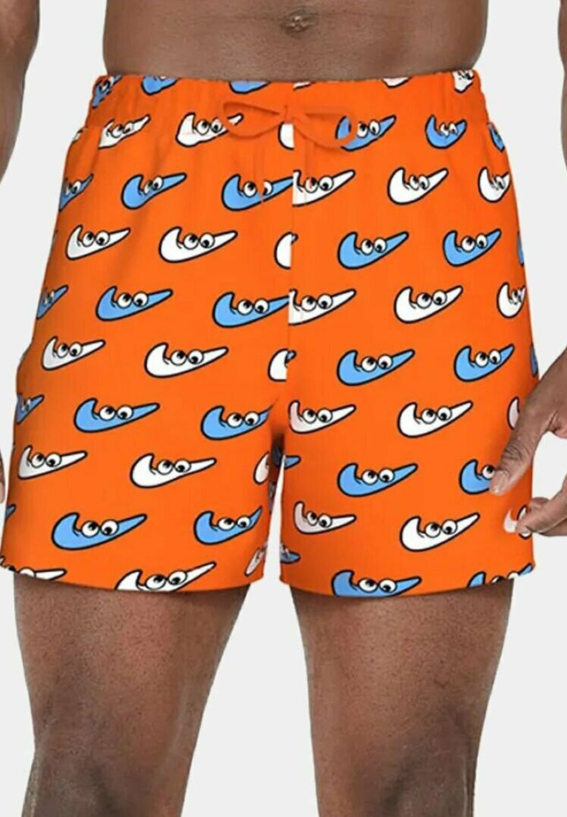 Costume da bagno arancione con loghi blu e bianchi della Nike a forma di swoosh e occhi da cartone animato, indossato da una persona con la pelle scura.