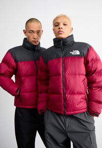 The North Face 1996 RETRO NUPTSE JACKET - Dunjakke - beetroot/black
