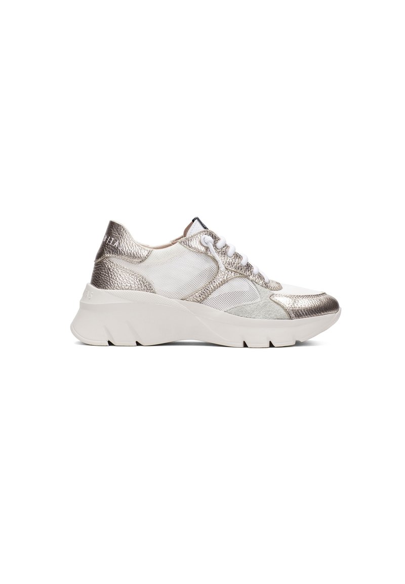 Sneakers con lacci con una parte superiore in argento metallico, pannelli in rete e dettagli testurizzati. Presentano una suola bianca spessa con un profilo robusto.