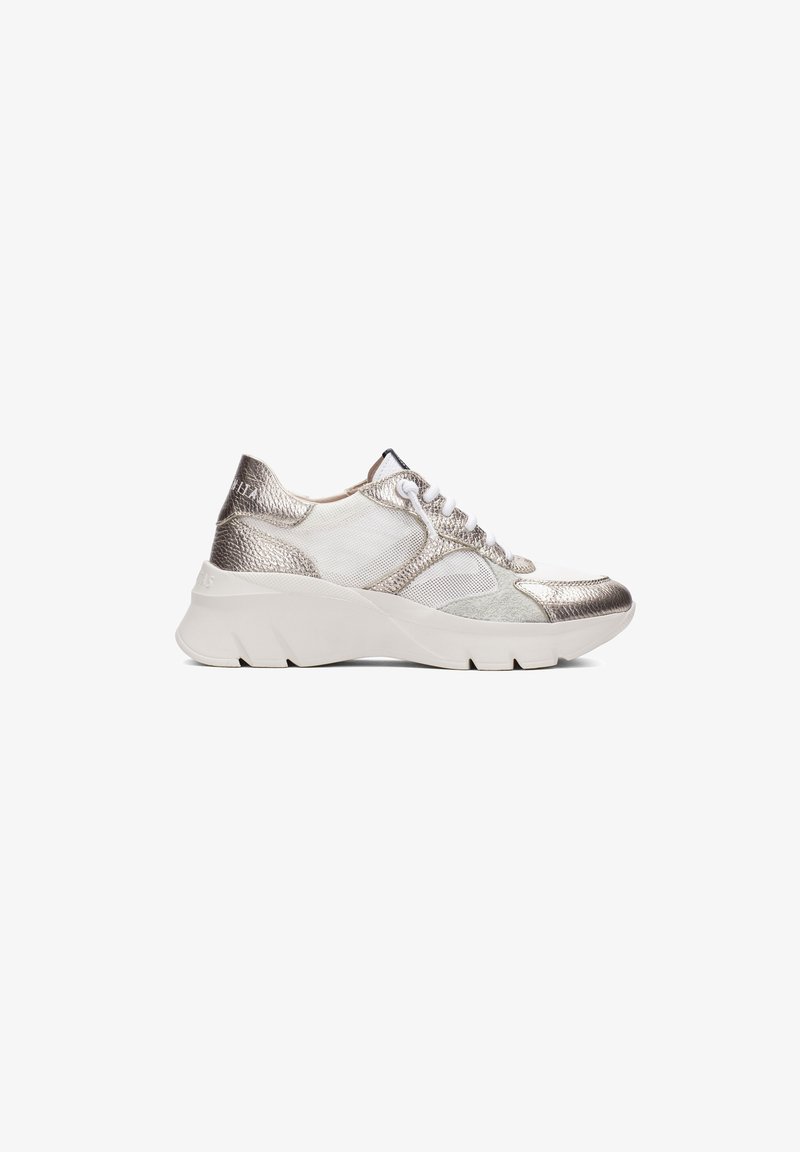 Sneakers con lacci con una parte superiore in argento metallico, pannelli in rete e dettagli testurizzati. Presentano una suola bianca spessa con un profilo robusto.