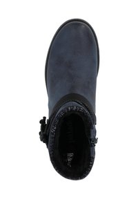 Blauwe enkellaars met een gladde synthetische bovenkant, ronde neus, zachte voering en decoratieve riem met gespdetails.