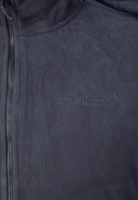 Donkergrijze fleecejas met een rits aan de voorkant en "DIDRIKSONS" geborduurd op de borst.