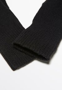 Schwarze, gestrickte Armwärmer mit geripptem Design, ausgestattet mit einer weichen Oberfläche und offenen Kanten für einen angenehmen Tragekomfort.