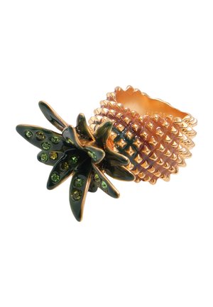 Złocony teksturowany pierścień z ciemnozielonym, kolczastym, liściastym zdobieniem wysadzanym małymi zielonymi kamieniami szlachetnymi.