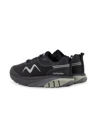 Scarpe da ginnastica nere con tomaia testurizzata, suola in gomma e accenti argentati. Presentano un design con lacci e una piattaforma imbottita per il supporto.