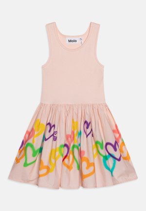 Vestito senza maniche rosa chiaro con top aderente e gonna svasata, caratterizzato da un disegno colorato a forma di cuore nei toni del viola, verde, arancione e rosa.