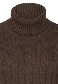 Brauner Strickpullover mit Rollkragen und geripptem Ausschnitt. Der Stoff ist mit strukturierten, erhabenen Mustern versehen und bietet eine bequeme Passform.