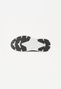 Zwart-wit sportloopschoenzool met een getextureerd grippatroon, segmentontwerp en versterkte rubberaccenten voor duurzaamheid.