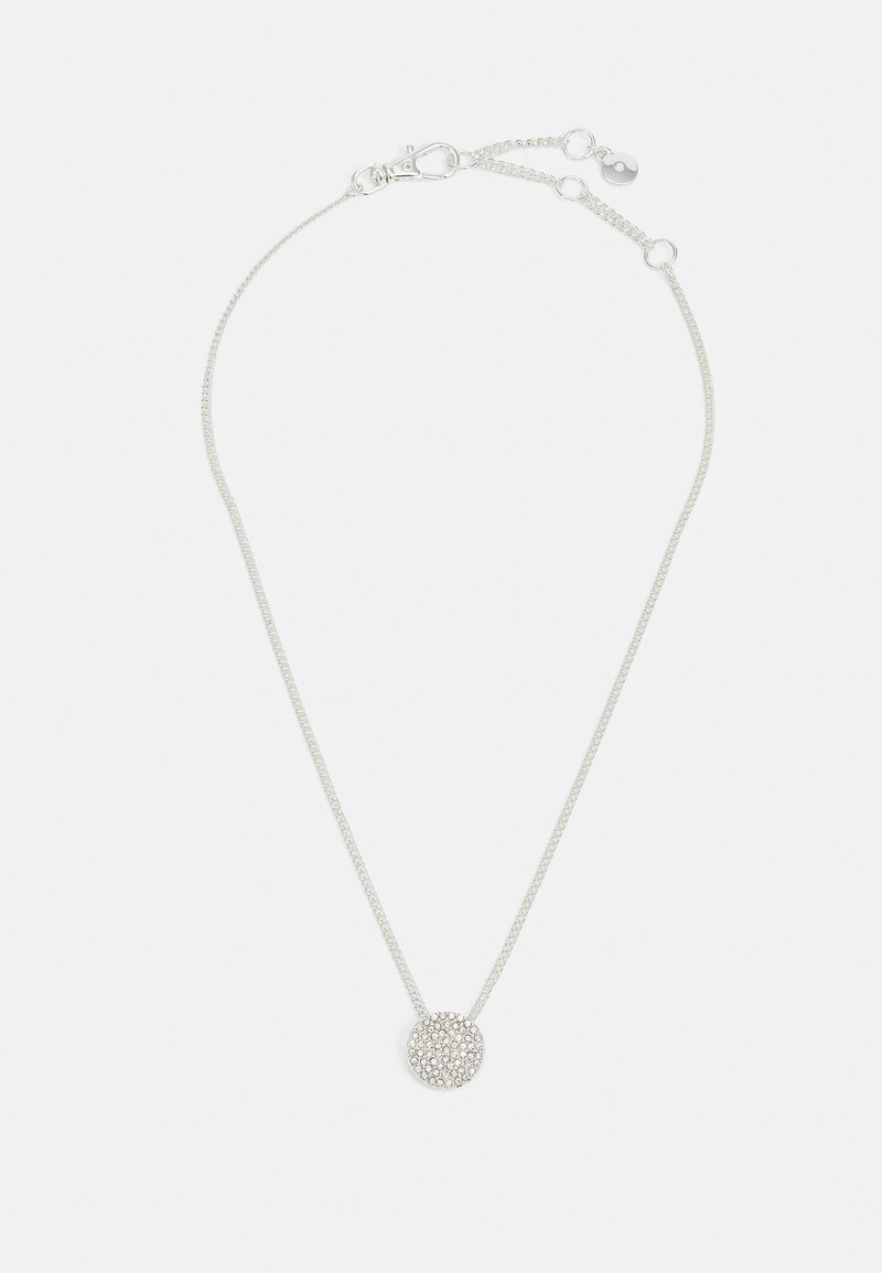 Colar de metal prateado com um intrincado pendente circular, incrustado com pequenas pedras transparentes; possui uma corrente delicada e fecho.