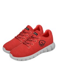 Baskets en tissu rouge avec semelle en caoutchouc grise, à lacets et un logo noir sur le côté. La tige est texturée et douce.
