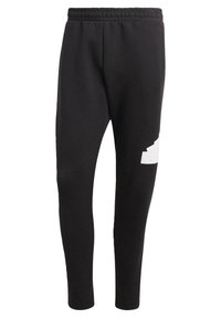 Svarta sweats med mjukt tyg, med en avsmalnande passform, elastisk midja och en vit logodetalj på vänster lår.