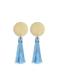 Runde, goldfarbene Ohrstecker mit strukturierten Oberflächen, ausgestattet mit langen, hellblauen Quasten aus Fäden für zusätzlichen Detailreichtum und Dimension.