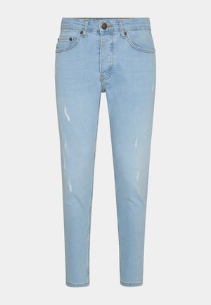 Svetlo modre kavbojke iz jeansa s tesnim krojem, opremljene z obrabljenimi detajli in subtilnim bledenjem. Klasična zasnova s petimi žepi in zapiranjem na kovinski gumb.