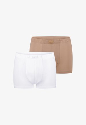 To par herreboxershorts: den ene hvid med tekstureret stof og den anden beige, begge med elastiske linninger og logoaccenter.