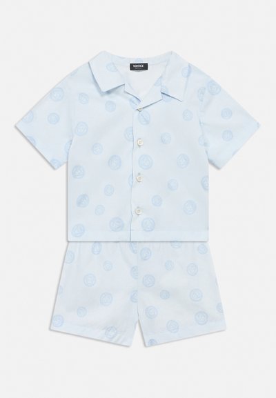 Jasnoniebieski komplet: koszula z krótkim rękawem na guziki oraz pasujące szorty z subtelnym wzorem w delikatne koła.