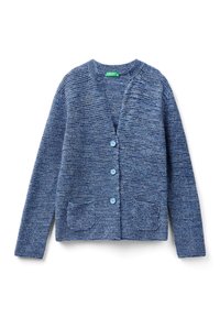 Blau gestrickte Strickjacke mit V-Ausschnitt, vier hellblauen Knöpfen, zwei vorderen Taschen und einem strukturierten Muster. Weicher, mittelschwerer Stoff.