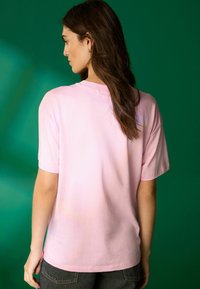 Next REGULAR FIT WICKED SLOGAN - Trükipildiga T-särk - pink