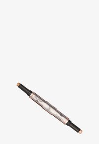 Dubbelzijdige make-upstick met een romige, goudkleurige applicator, met een slank ontwerp in zwart en metallic zilver; gelabeld "COLORFIX STIX."