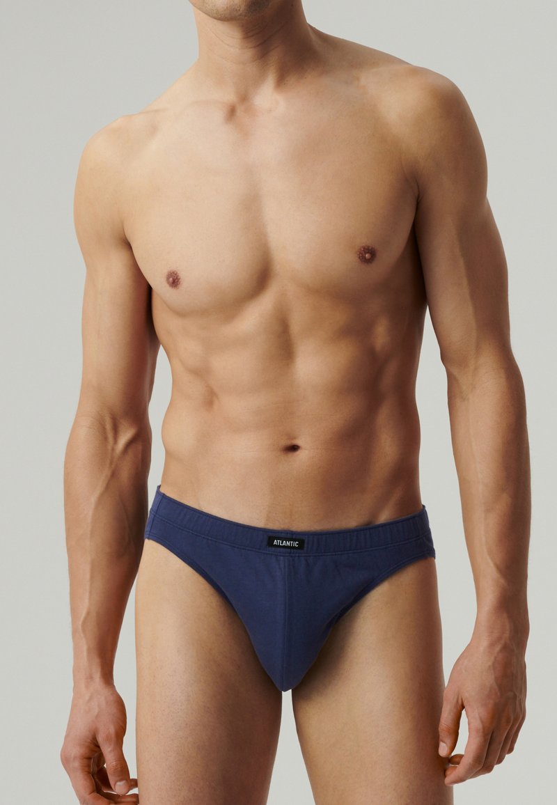 Granatowe męskie slipy bikini wykonane z miękkiego materiału, z szerokim elastycznym paskiem w talii z metką logo oraz gładkimi szwami.