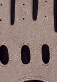 Beige Lederhandschuhe mit fingerlosem Design, Belüftungsöffnungen und schwarzem Nähen, mit einer strukturierten Oberfläche und glattem Innenfutter.