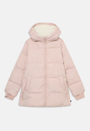 Chaqueta acolchada rosa con capucha, cierre frontal de cremallera y dos bolsillos laterales. Cuenta con un forro suave y texturizado, y un diseño acolchado para mayor aislamiento.