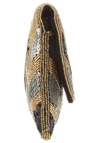 Kopertówka z koralikami, ozdobiona czarnymi, złotymi i srebrnymi cekinami ułożonymi w wzór chevron. Miękka w dotyku, płaska w formie, z zamkiem błyskawicznym na górze.