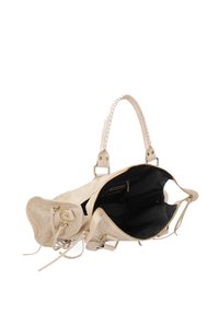 Sac à main en daim beige avec fermeture éclair, double poignée supérieure et poches intérieures ; équipé de ferrures dorées et d'un détail de sangle texturée.