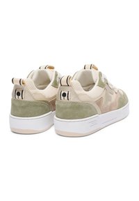 Zweifarbige Sneaker mit einer Kombination aus hellbeigem Mesh und grünen Wildlederakzenten, einer weißen Gummisohle und detaillierter Naht.