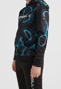 Schwarzer Kapuzenpullover mit türkisfarbenen abstrakten Mustern, mit einer Fronttasche und Logo auf der Brust, aus glattem Stoff. Schwarze Hose mit Logo.