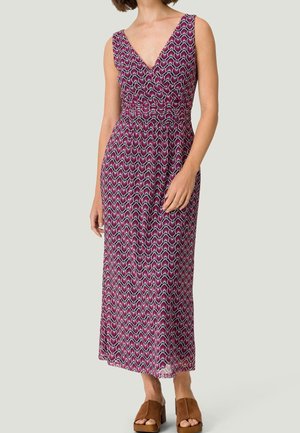 Maxikleid in Tiefrosa mit Wellenmuster, V-Ausschnitt, ärmellos und tailliert, aus leichtem Stoff gefertigt.