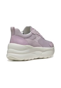 Sneaker di un viola chiaro con tomaia in tessuto texturizzato e dettagli lucidi. Presenta una suola spessa, bianca e ondulata e un design con lacci.