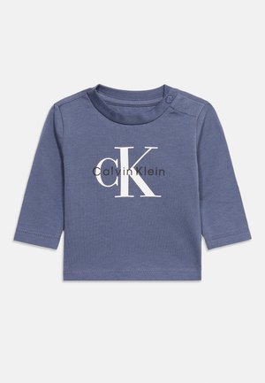 Blå langærmet babybluse med Calvin Klein "cK" logo i hvid og sort, med trykknap på venstre skulder.