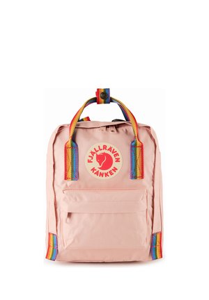 Ροζ σακίδιο Fjällräven Kånken με λαμπερά πολύχρωμες λαβές, ιμάντες και λογότυπο με τη σιλουέτα μιας κόκκινης αλεπούς.