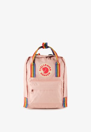 Hele-roosa Fjällräveni Kånkeni seljakott vikerkaarevärviliste sangade, rihmade ja logoga, millel on punase rebase siluett.