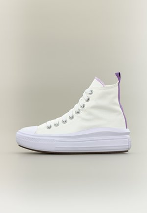 Basket montante en toile blanche avec lacets blancs, semelle épaisse en caoutchouc blanc et bordure en tissu violet au talon et au col de la cheville.