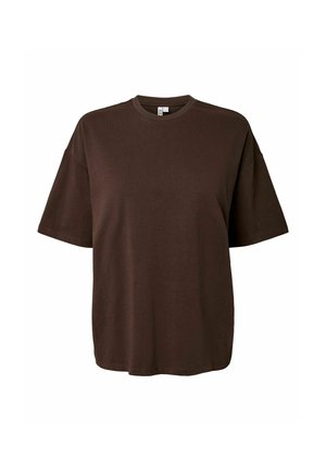 Sötétbarna, túlméretezett, rövid ujjú pamut póló környakú nyakkivágással, egyszínű mintával, kényelmes szabással, fehér háttéren.