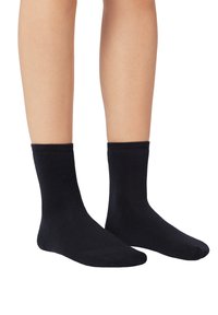 Svarta bomullssockor med en ribbad topp, medellång längd, som har en slät yta och sömlös tådesign. Inga synliga mönster eller accentfärger.