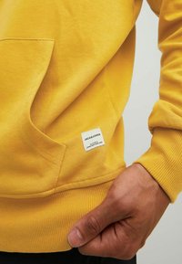Jack & Jones JJEBASIC złoty